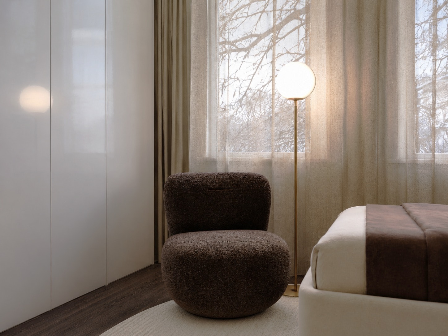 Bouclé-Sessel neben Messing-Stehleuchte vor winterlichem Fenster
